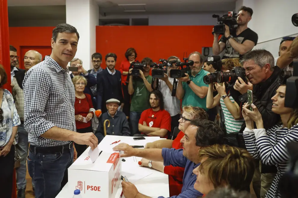 Pedro Sánchez en el momento de su votación este domingo.