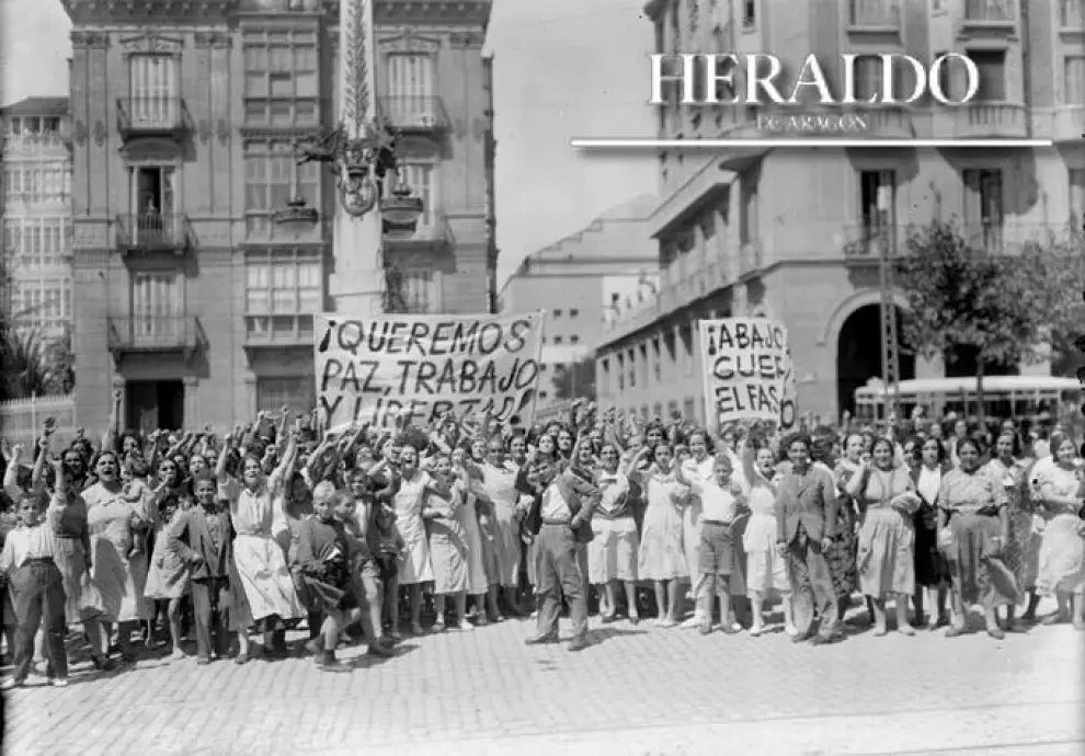 Movimientos sociales durante la II República en Zaragoza. Manifestación de niños y amas de casa en la plaza de Aragón exigiendo paz, trabajo y libertad en la primavera de 1936.