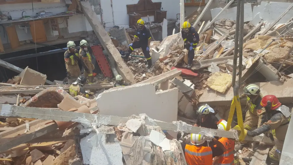 Labores de rescate tras el derrumbe de una casa en Nuévalos