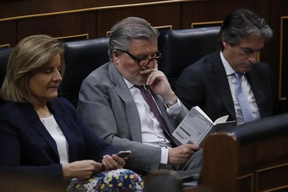 El ministro Méndez de Vigo lee un libro mientras interviene Irene Montero en el debate de la moción de censura.