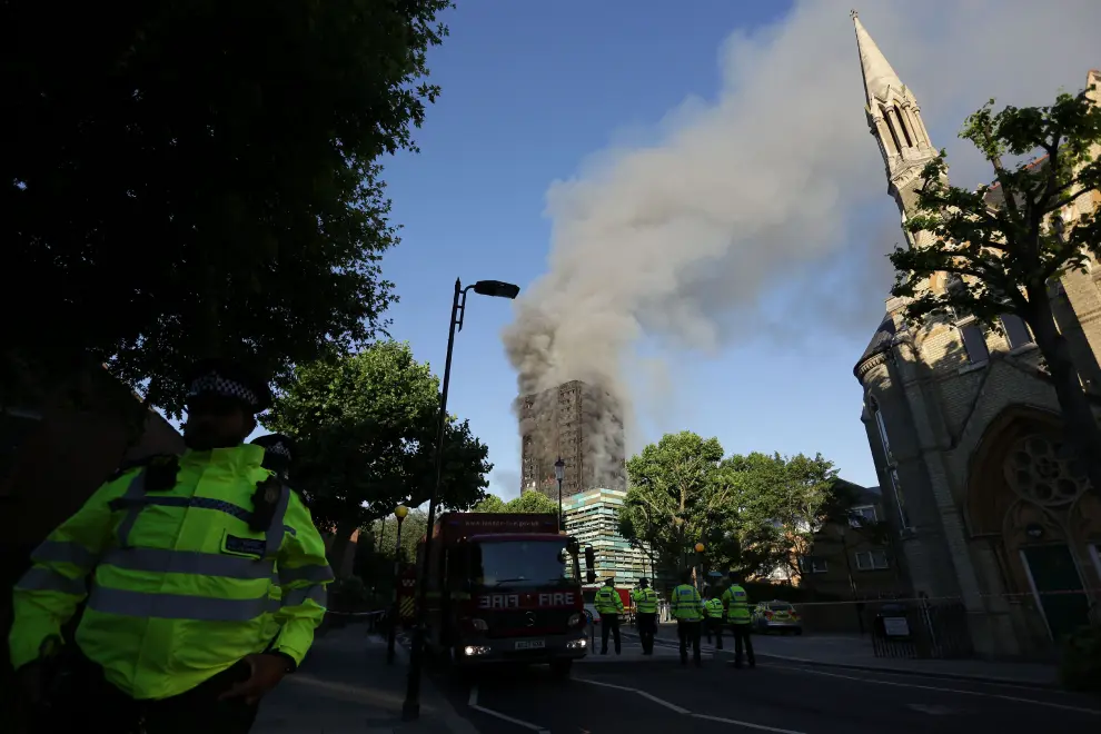 Incendio en una torre de viviendas en Londres