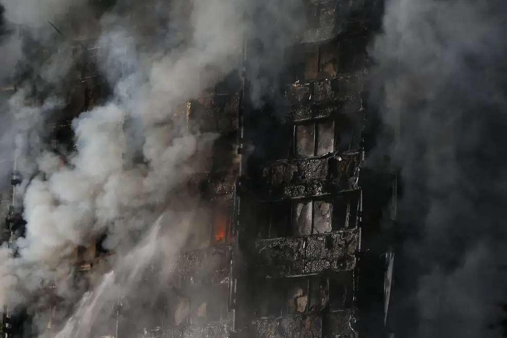 Incendio en una torre de viviendas en Londres