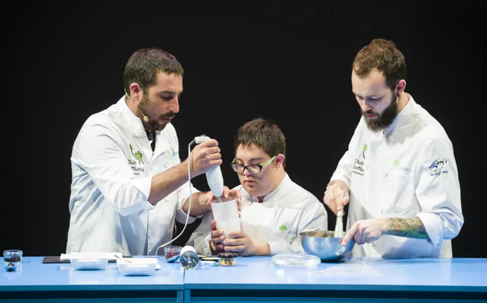 Los cocineros y los alumnos de Atades también se han entrenado en los restaurantes.