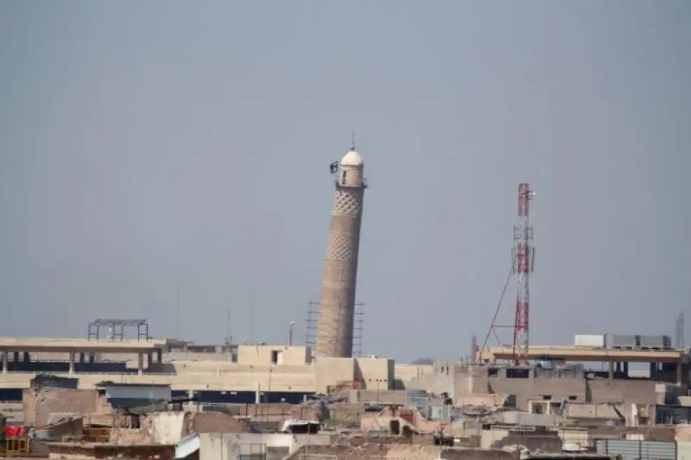 Al fondo, el minarete de la mezquita que ha sido destruida este miércoles en Mosul por parte del Estado Islámico.