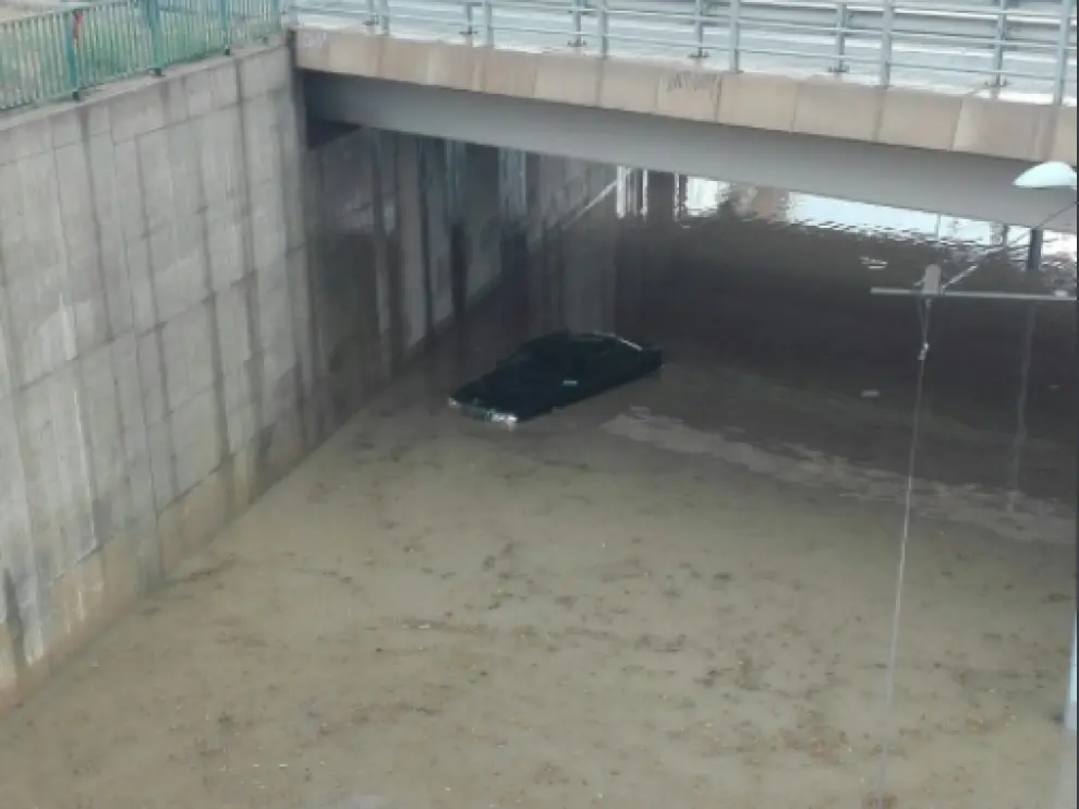 Un coche, atrapado bajo en agua