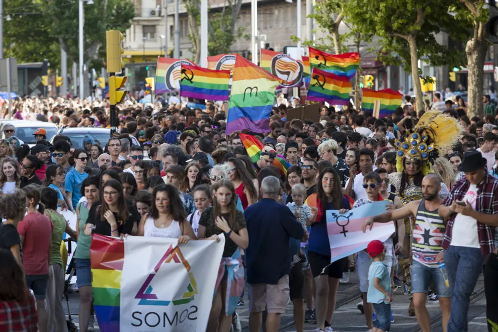 Varios cientos de personas salen a la calle al grito de libres para amar 