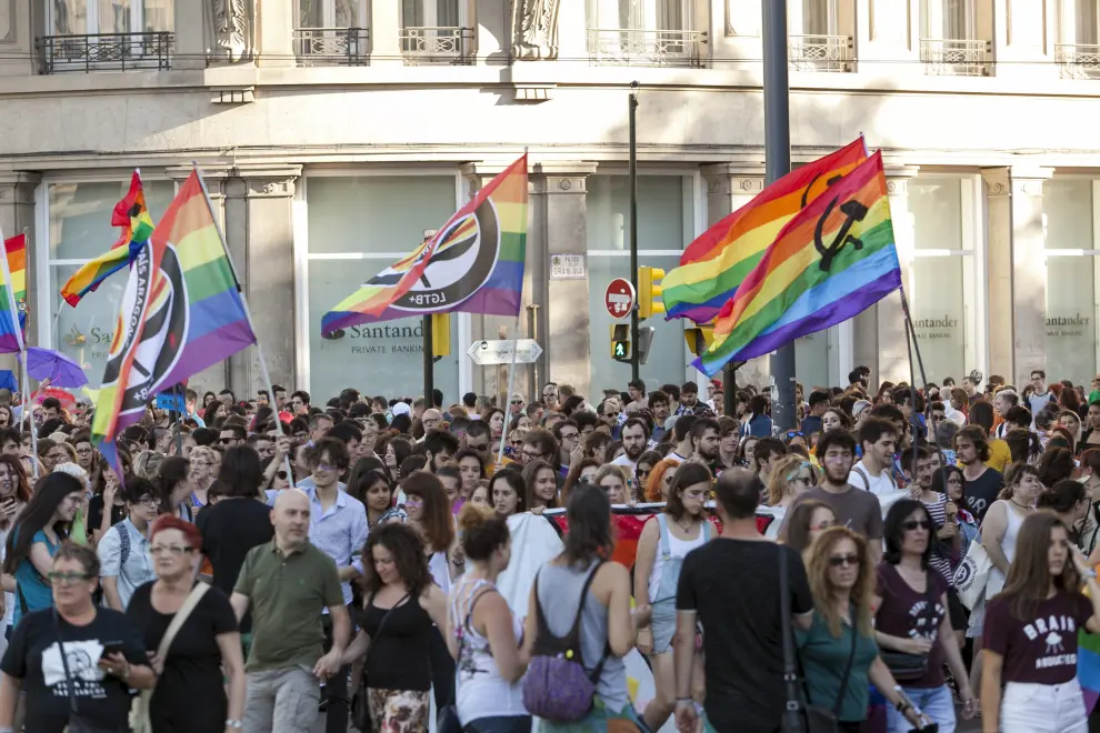 Varios cientos de personas salen a la calle al grito de libres para amar 