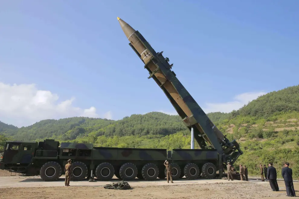 Corea del Norte lanza un misil intercontinental