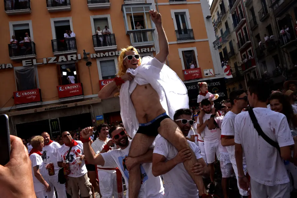 El chupinazo da comienzo a nueve días de fiesta en Pamplona
