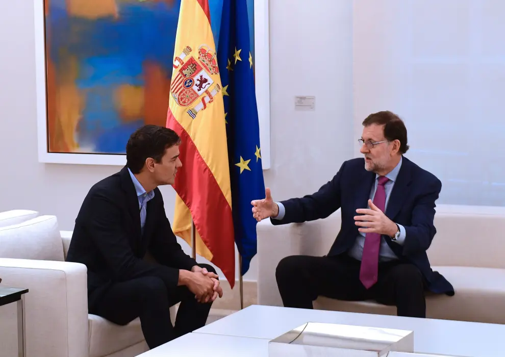 Rajoy y Sánchez, apretón de manos y sonrisas ante las cámaras antes de su reunión en Moncloa