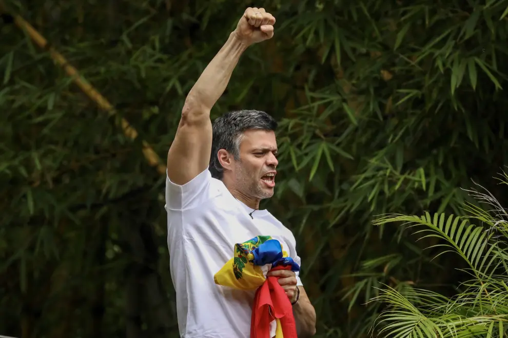 Leopoldo López saluda desde su casa tras salir de prisión