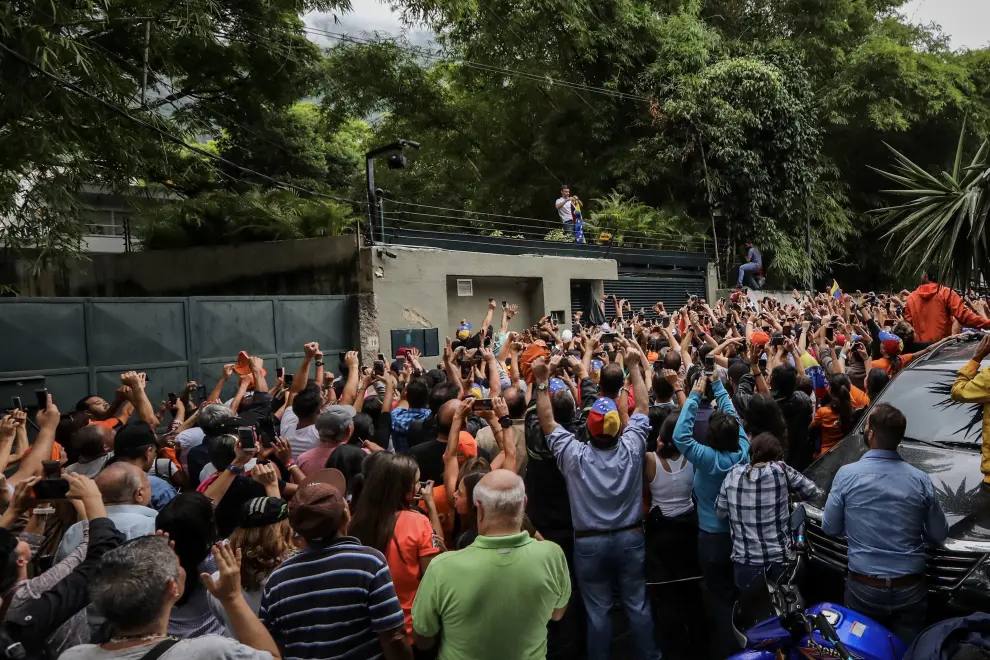 Leopoldo López saluda desde su casa tras salir de prisión