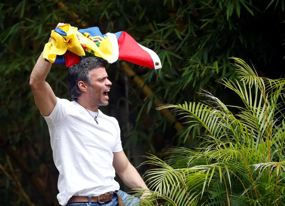 Leopoldo López, saludando desde su casa tras salir la primera vez de prisión