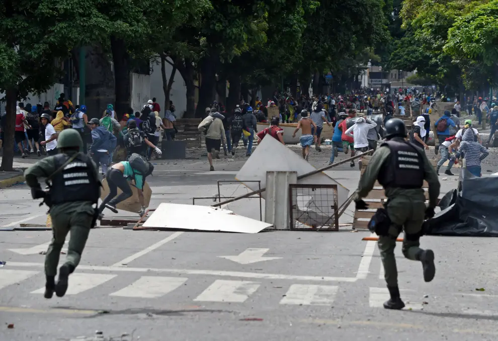 Una foto de archivo de la primera jornada de la huelga opositora en Venezuela que dejó dos muertos y 150 detenidos.