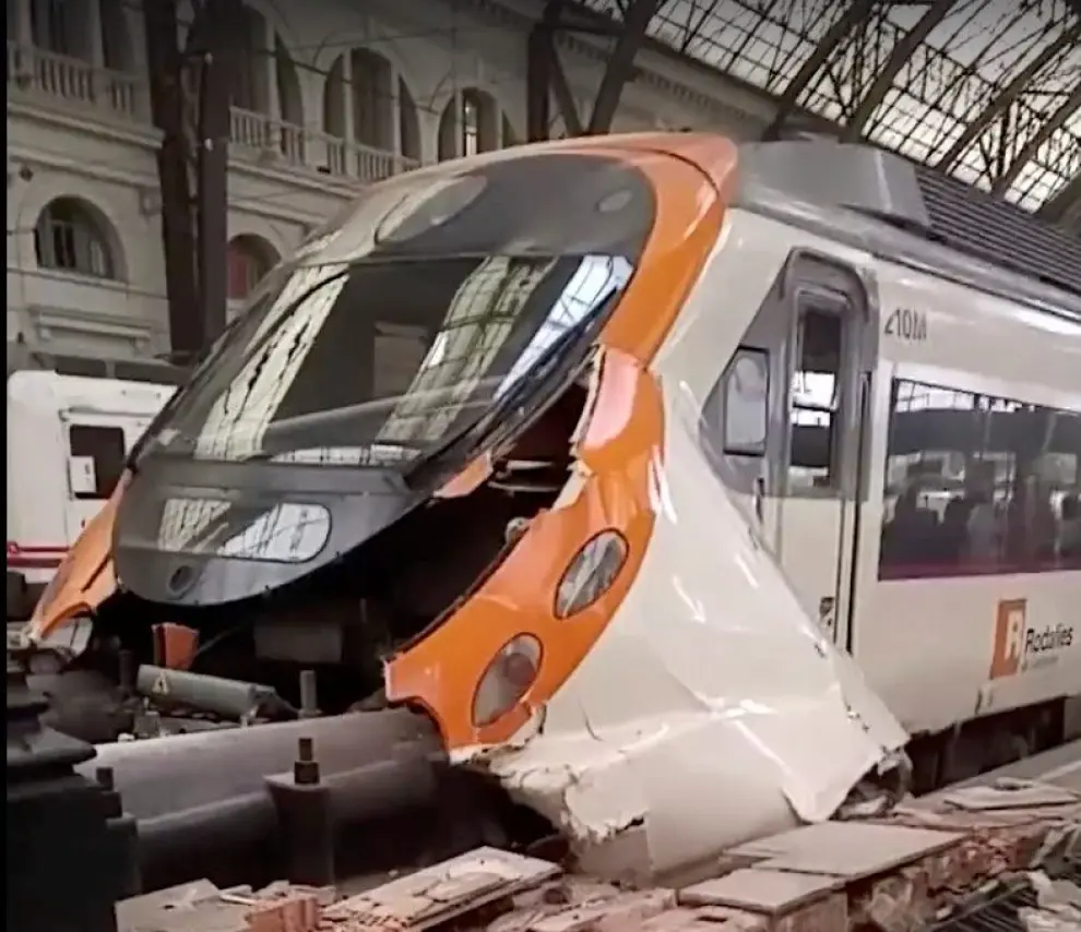Un tren que había salido de la estación de Sant Vicenç de Calders a las 6.02 hacia Barcelona ha chocado contra el tope final de la vía 11 de la estación de França.