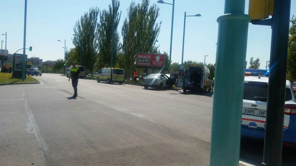 Un muerto y tres heridos en un choque entre dos vehículos junto al puente de La Almozara
