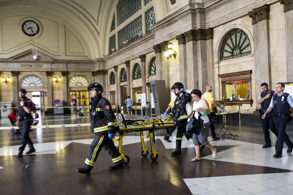 56 heridos, uno grave, al chocar un tren de cercanías contra el final de línea en Barcelona