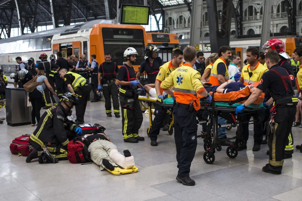56 heridos, uno grave, al chocar un tren de cercanías contra el final de línea en Barcelona
