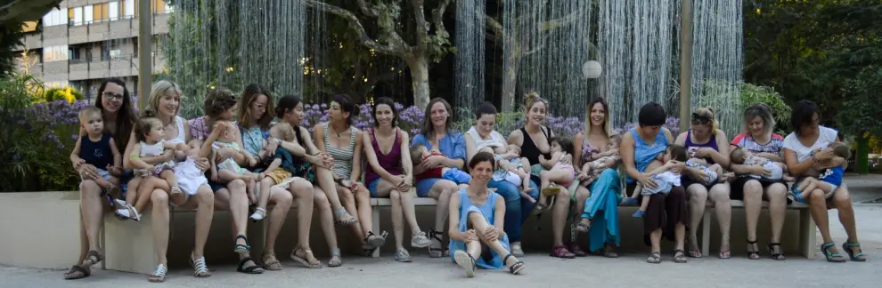 Semana Mundial de la Lactancia Materna. En la imagen, varias mamás de Huesca dando el pecho a sus bebés.