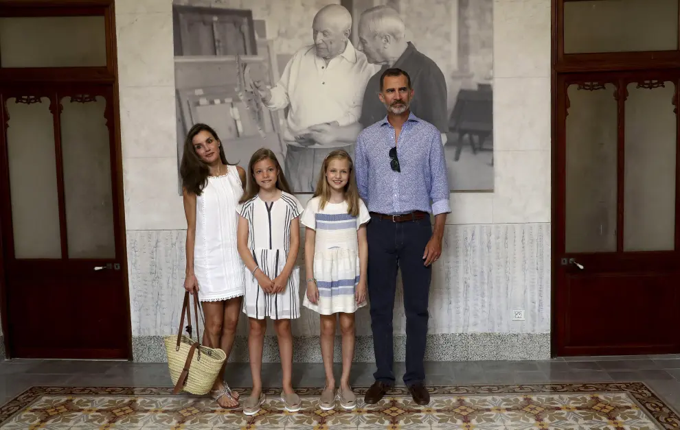 Los Reyes y sus hijas visitan una exposición de Miró y Picasso