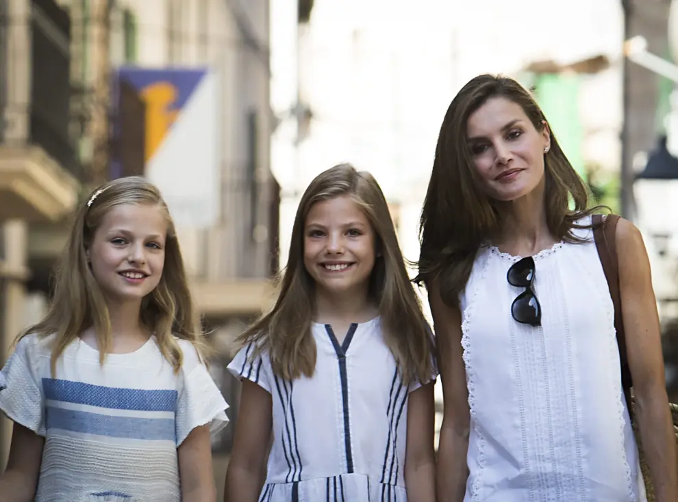 Los Reyes y sus hijas visitan una exposición de Miró y Picasso
