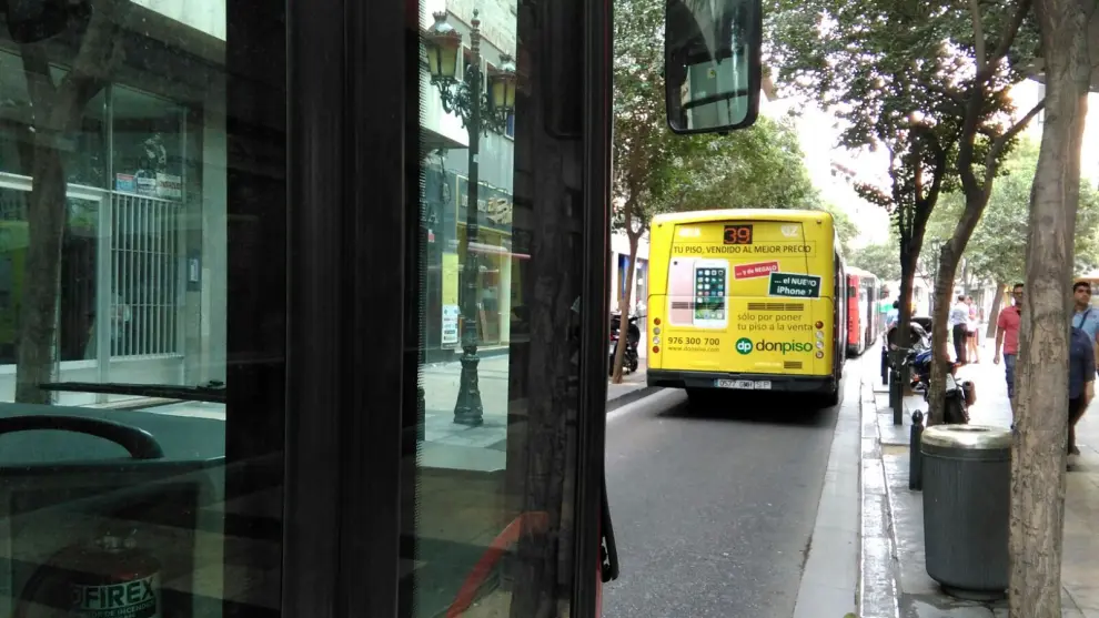 Un autobús averiado obliga a cerrar la calle Don Jaime