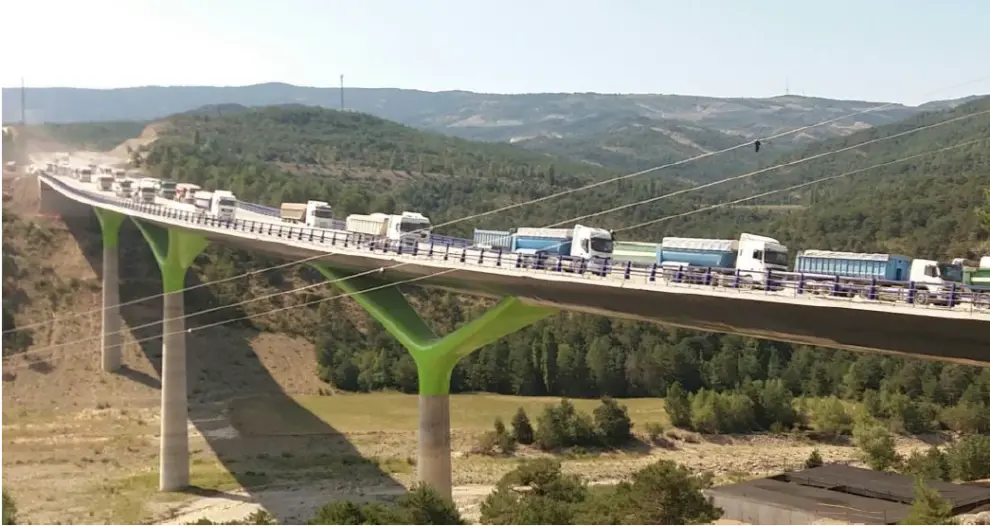 Prueba de carga en el nuevo viaducto de la autovía Mudéjar
