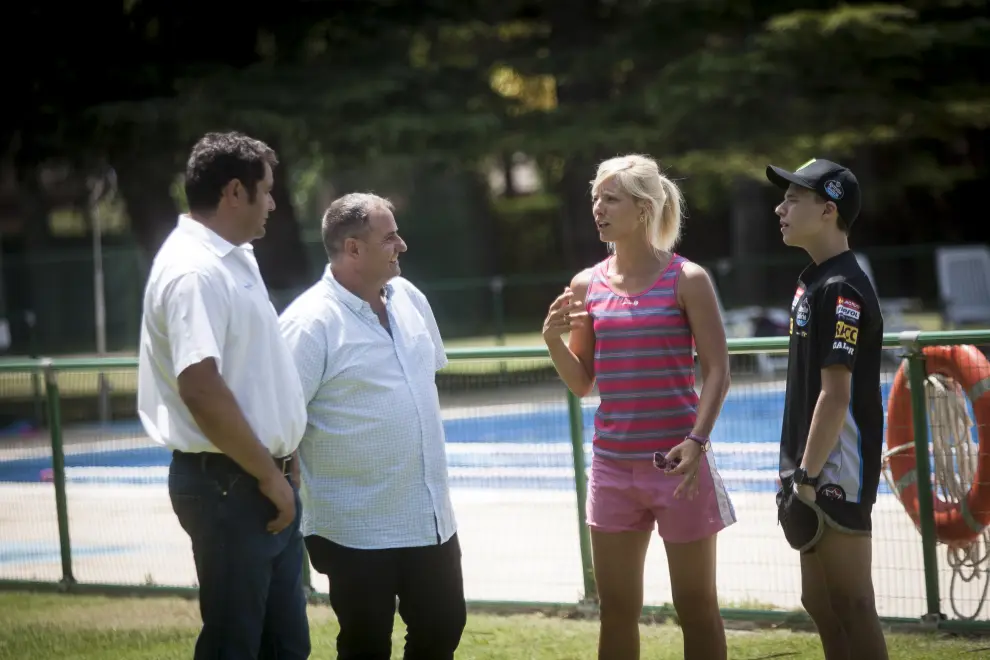 Juan Pablo Domingo, Julián Giral, Miguel Moreno y María L`hoost en las piscinas de Ontinar