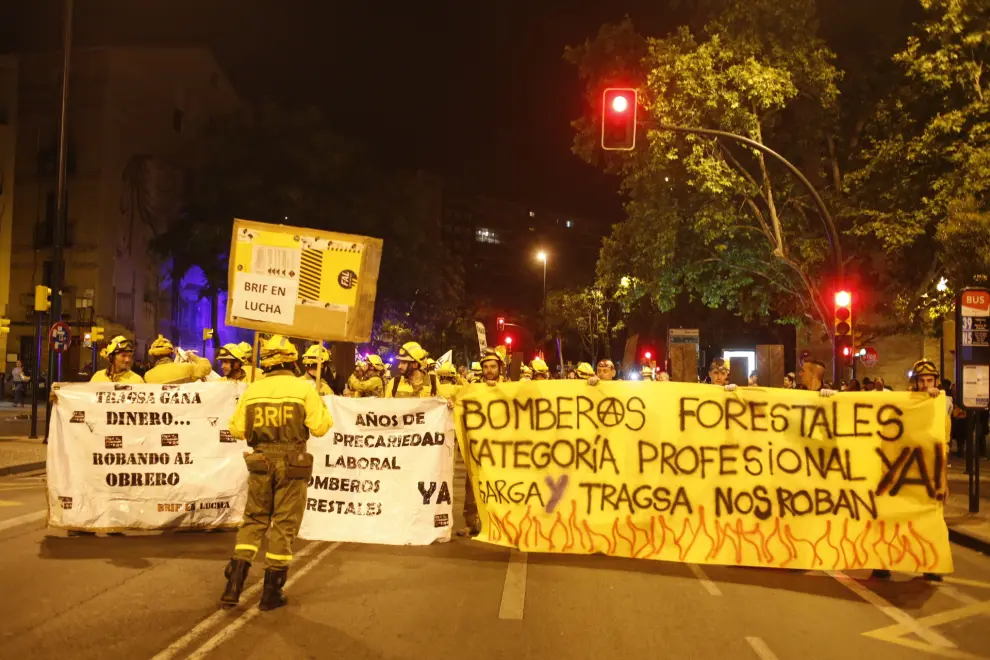 Marcha nocturna de las brigadas forestales para denunciar su "precariedad" laboral