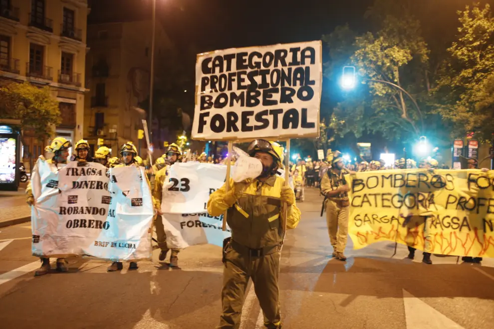 Imagen de archivo de una marcha nocturna de las brigadas forestales para denunciar su "precariedad" laboral