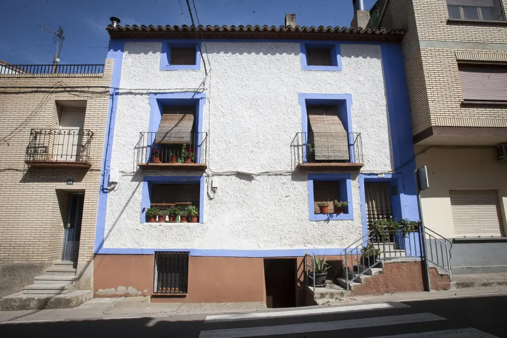 Una casa pintada con los colores de protección antibrujas.