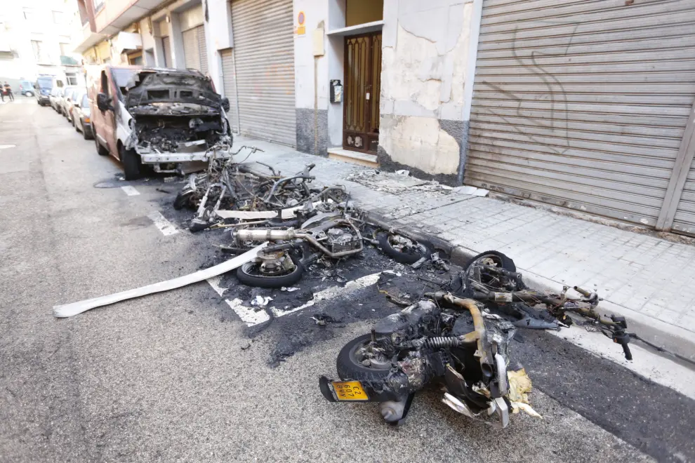Arden cinco motos y una furgoneta en Las Delicias