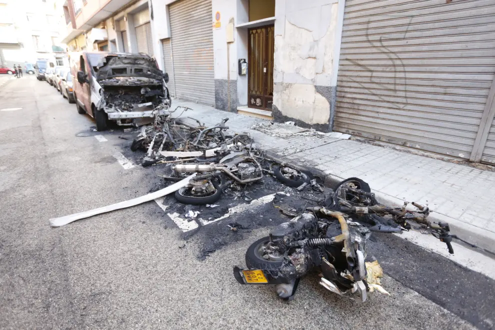 Arden cinco motos y una furgoneta en Las Delicias