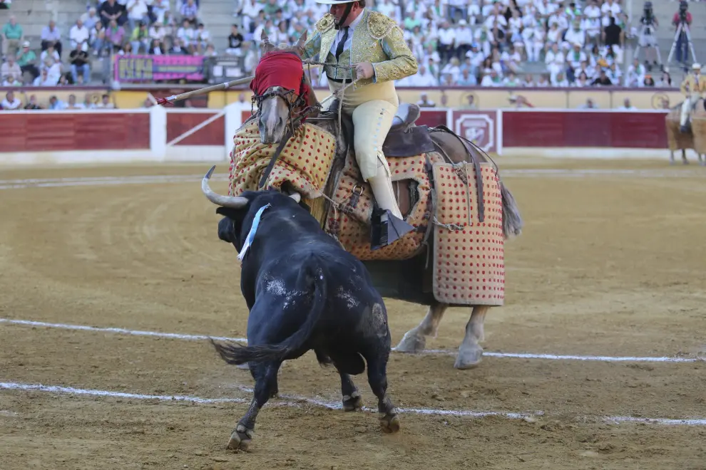 Miguel Abellán, David Mora y Fran Rivera en la plaza de toros de Huesca