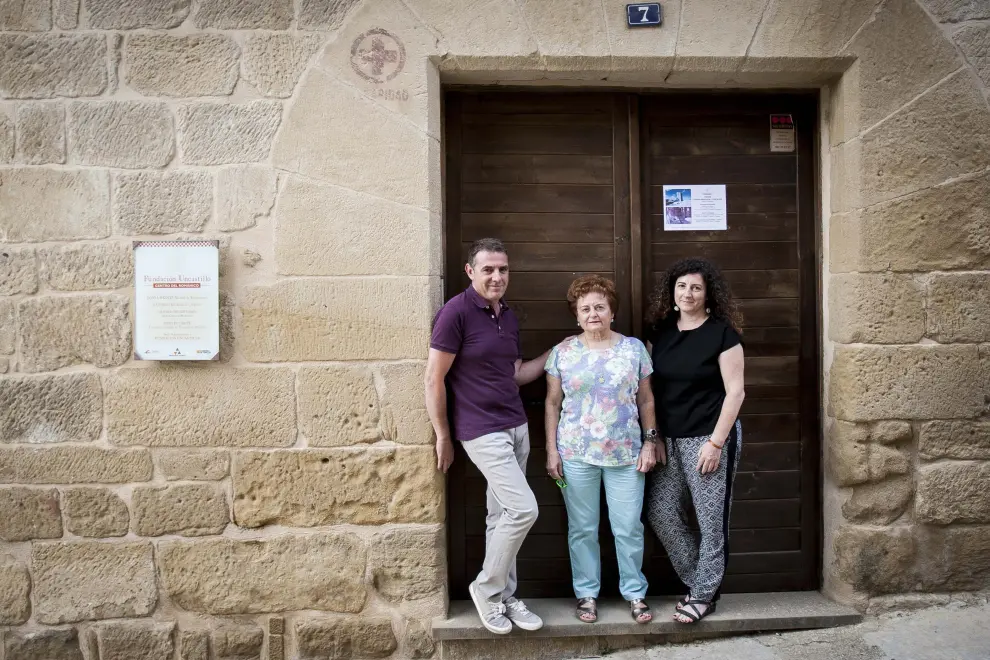 Maruja Casaus, Carmen Giménez y Alfredo Giménez en la puerta de la Fundación