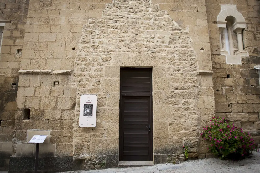 Marca de la antigua puerta de la iglesia de San Miguel
