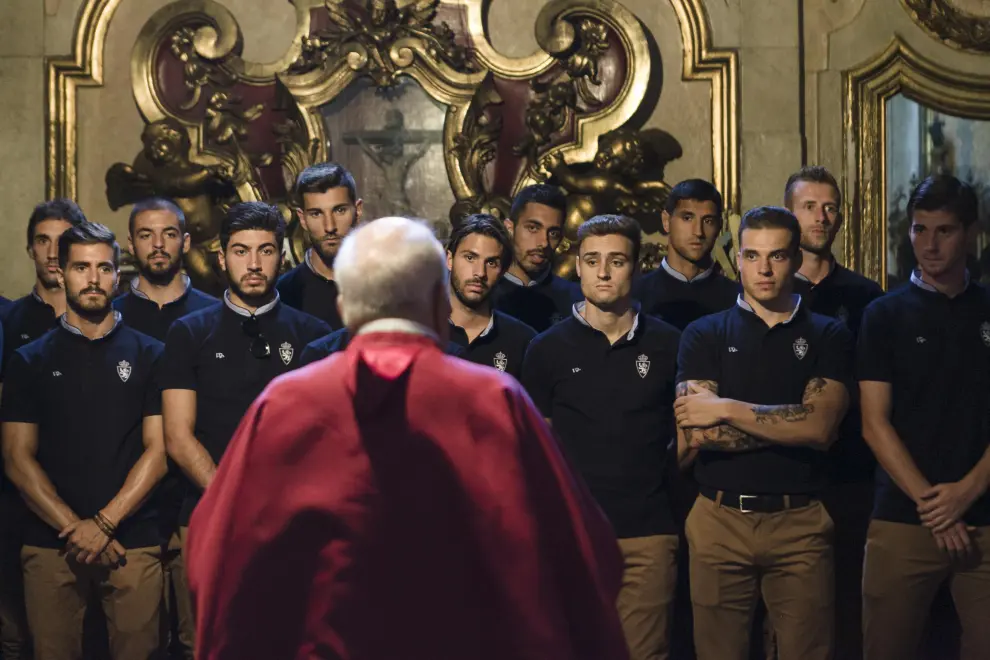 El Real Zaragoza cumple con la ofrenda a la Virgen del Pilar
