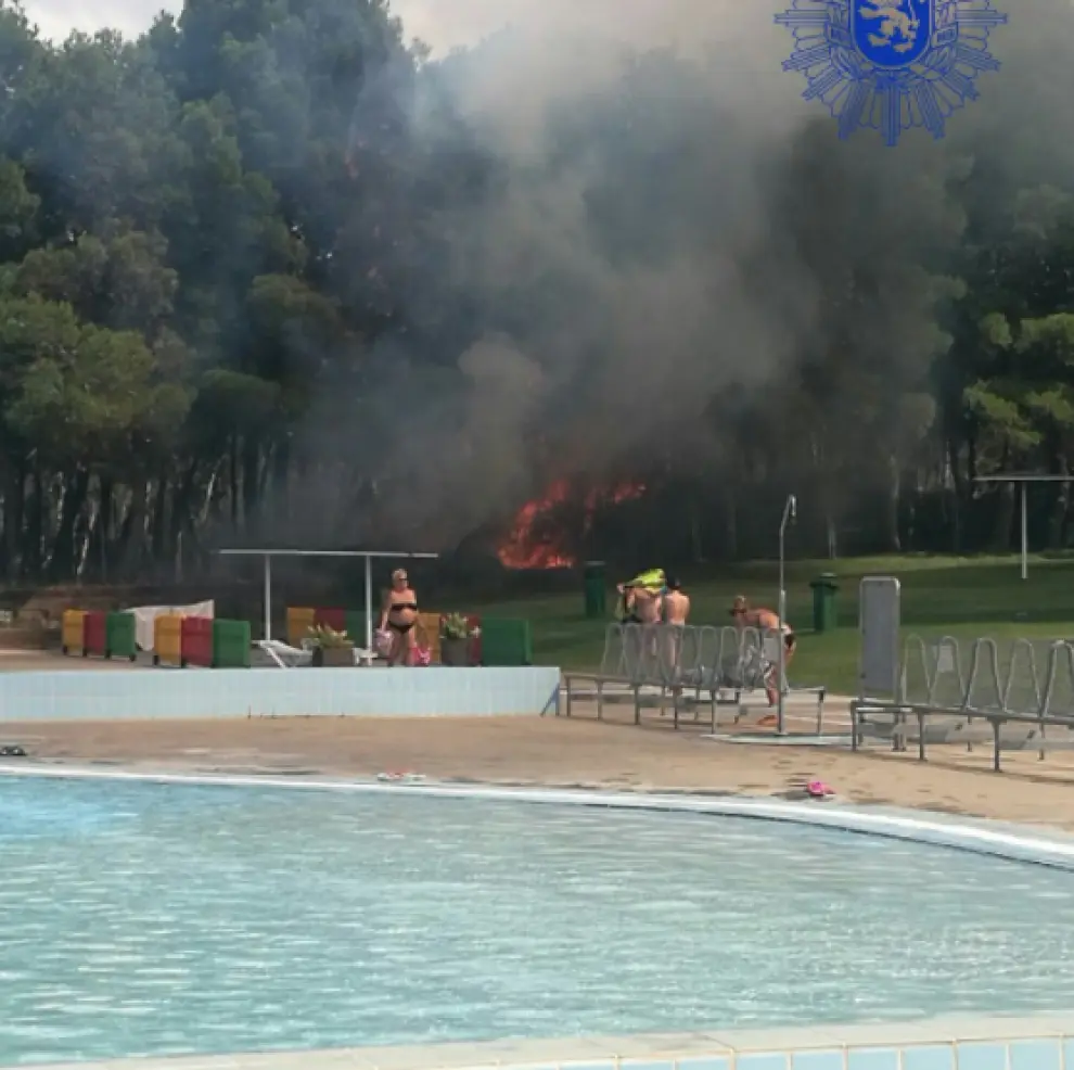 El fuego se originó sobre las 15.00 fuera del vallado de la piscina.