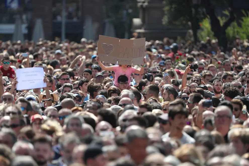 Una multitud guarda un minuto de silencio en Barcelona
