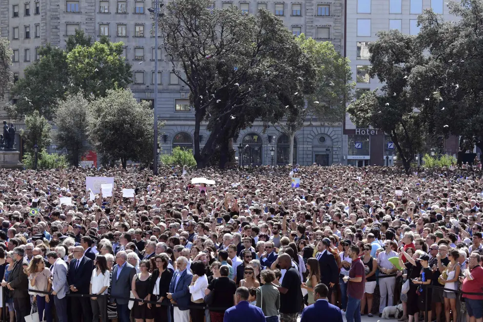Una multitud guarda un minuto de silencio en Barcelona
