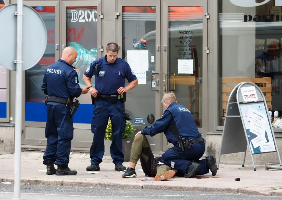 La Policía atiende a una de las víctimas minutos después del ataque.