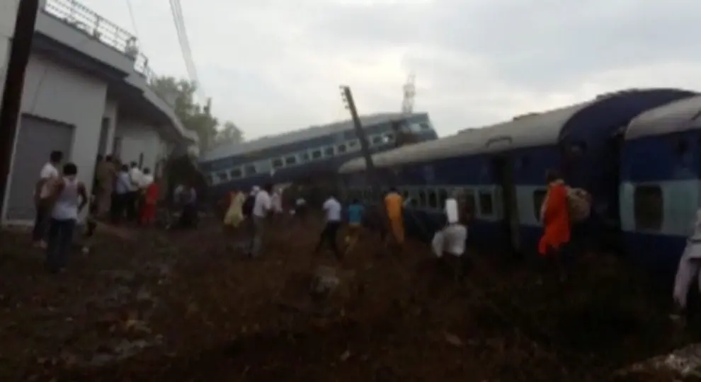 Decenas de muertos y heridos al descarrilar un tren en la India