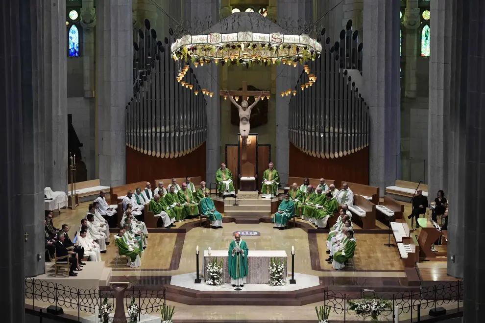 Misa por la paz en la Sagrada Familia presidida por los Reyes