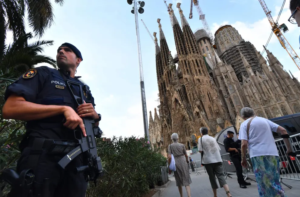 Fuertes medidas de seguridad en el exterior de la Sagrada Familia de Barcelona, donde se celebra la misa por las víctimas de los atentados de Cataluña.