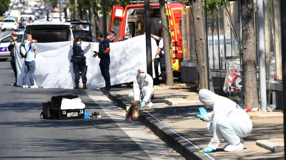 Una furgoneta se estrella contra dos paradas de autobús en Marsella y mata a un peatón