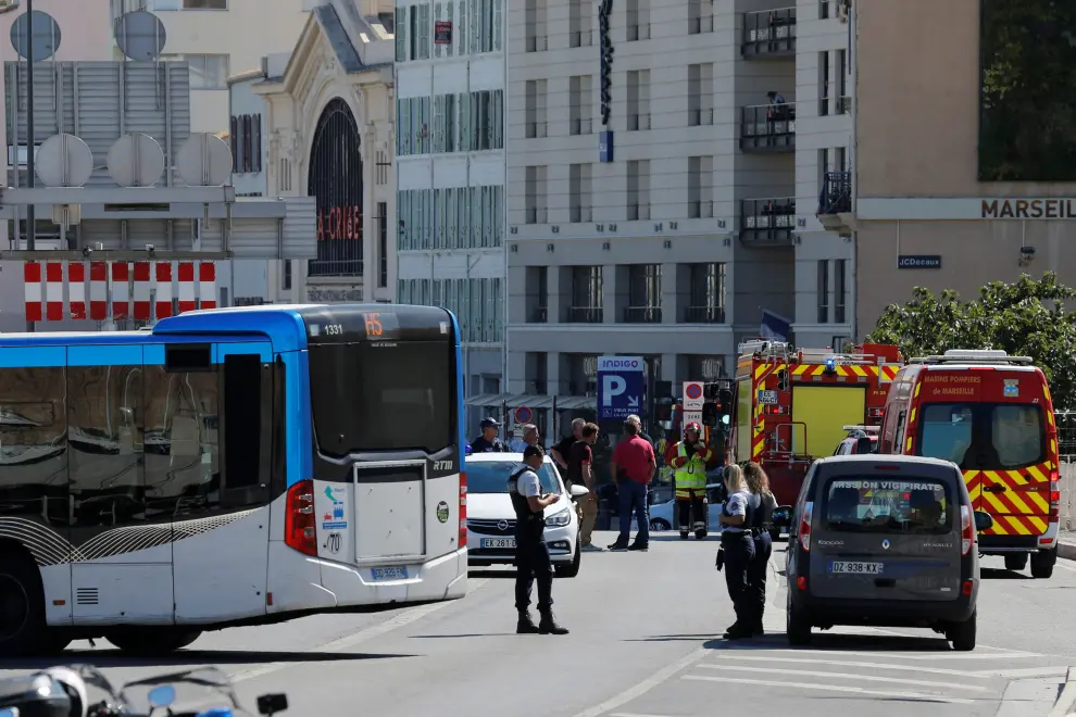 Una furgoneta se estrella contra dos paradas de autobús en Marsella y mata a un peatón
