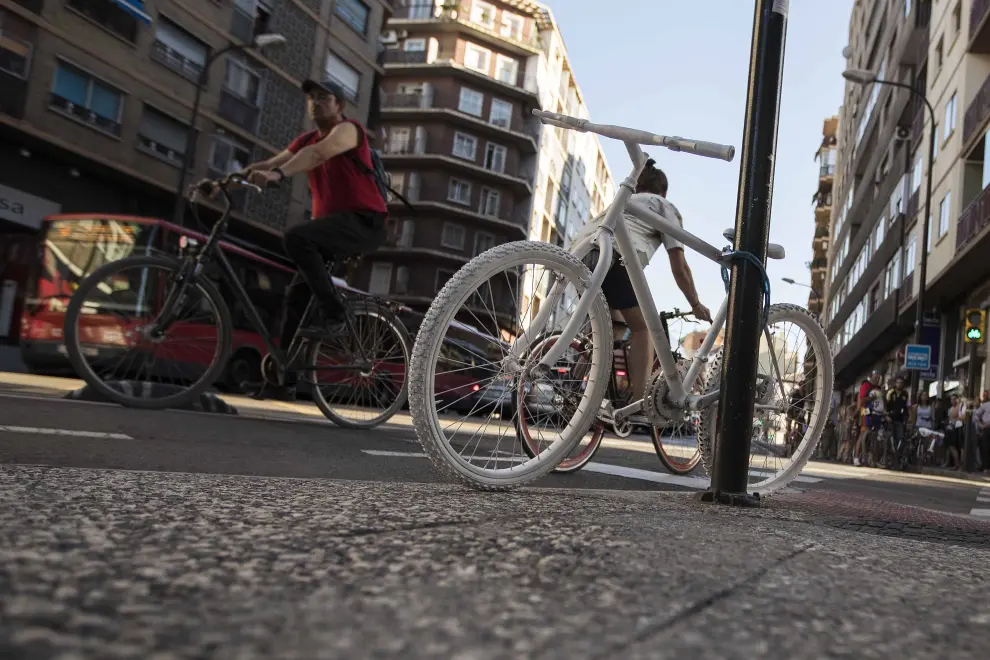 Los ciclistas colocan una bici blanca en recuerdo a su compañero fallecido