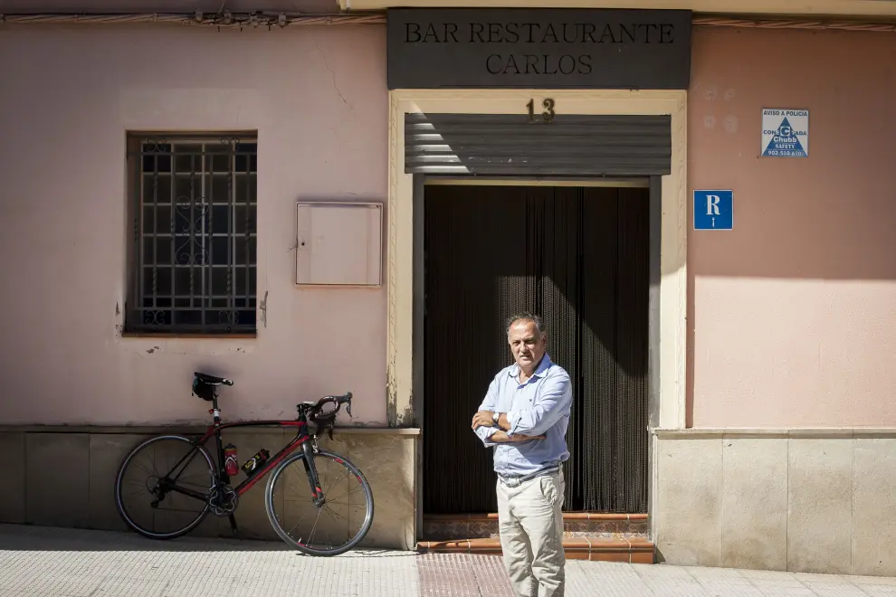 Carlos Oca en la fachada de su restaurante