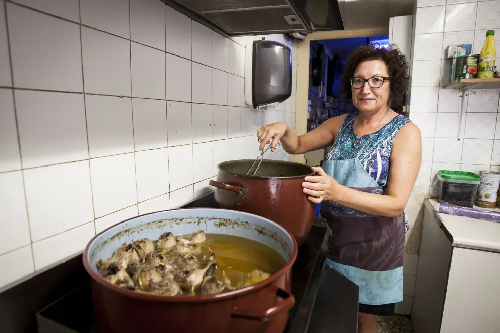 Anabel Ruiz, con los escabechados de perdiz y conejo en la cocina