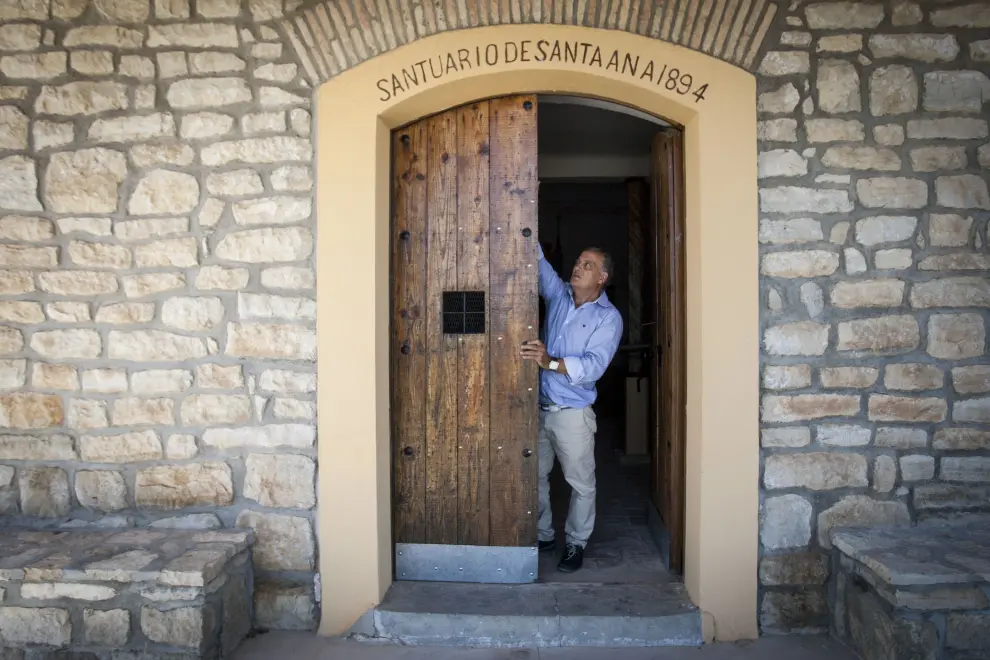 Carlos Oca en la entrada de la ermita de Santa Ana